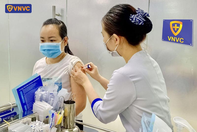 tiêm vắc xin đúng lịch cho bà bầu