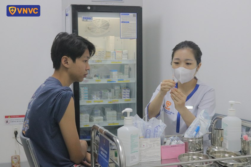 Tiêm vắc xin phòng bệnh viêm màng não