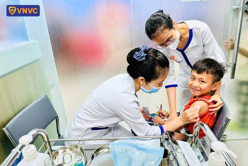 tiêm vắc xin phòng sởi