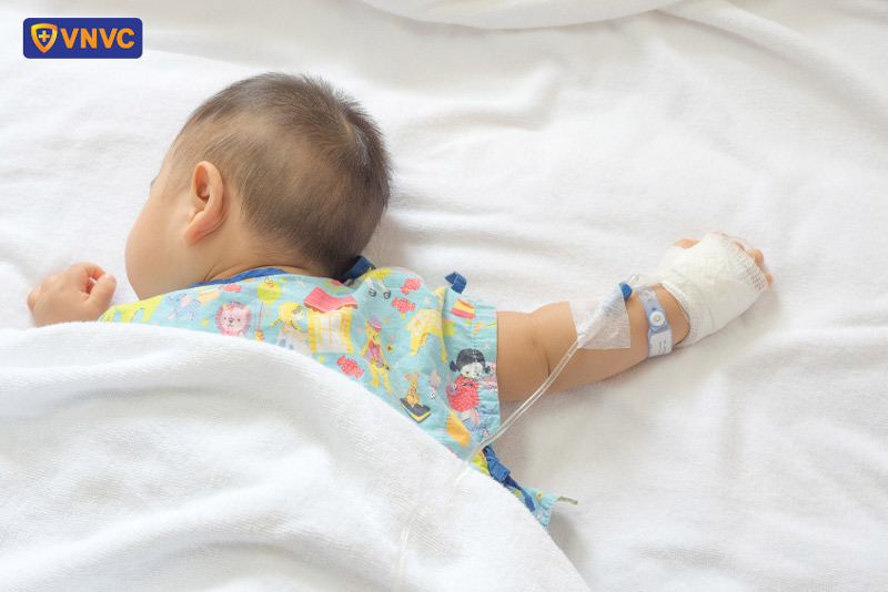 trẻ sốt xuất huyết có được đắp chăn không