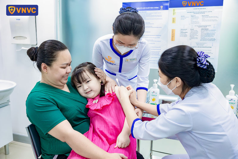 trẻ tiêm phòng sốt xuất huyết