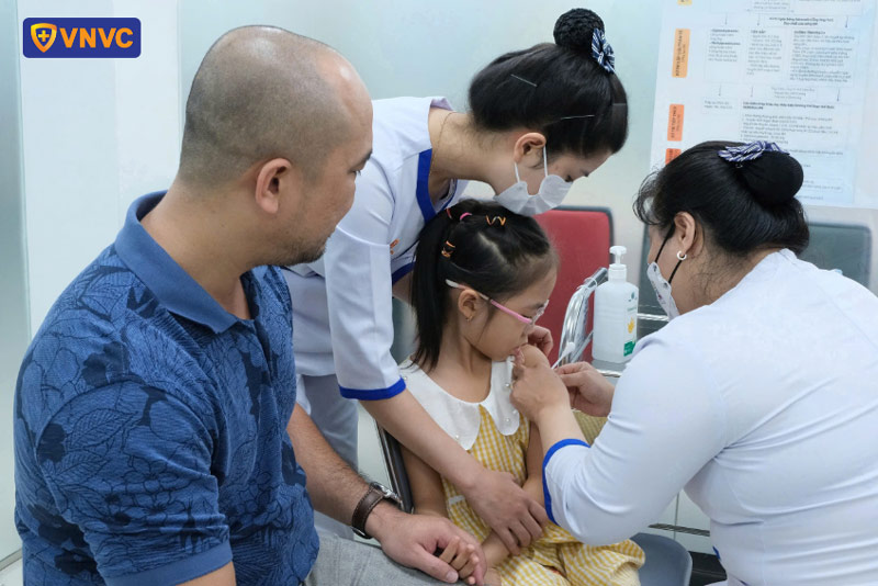 trẻ tiêm vắc xin phế cầu