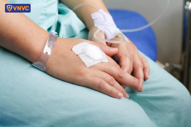 truyền dịch cho bệnh nhân sốt xuất huyết