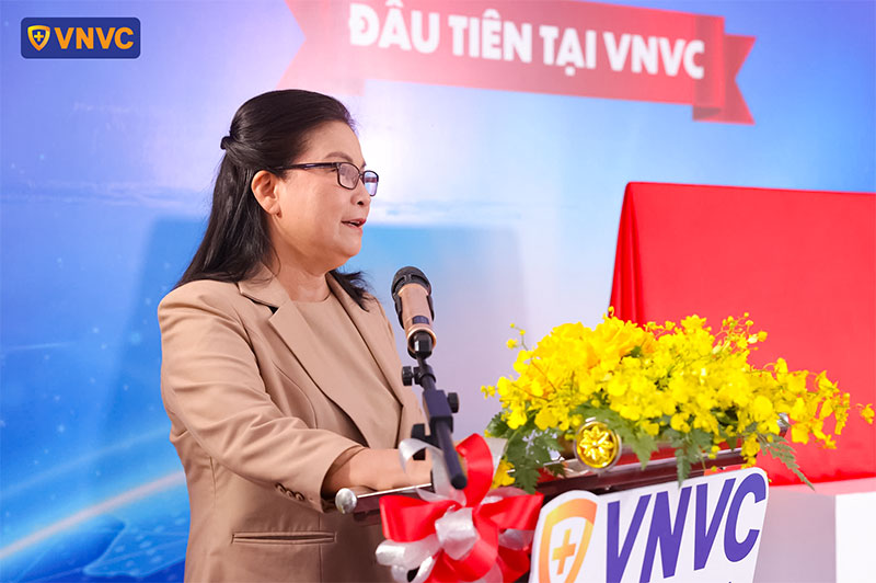 bác sĩ bạch thị chính tại lễ ra mắt vắc xin zona