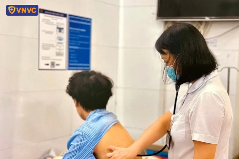 Bác sĩ điều trị cho bệnh nhân lao