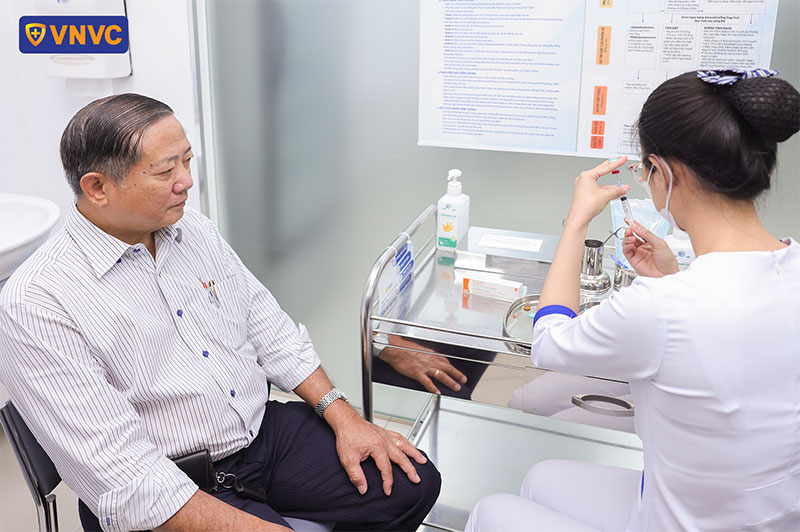 bác sĩ trần quang bính tiêm vắc xin zona