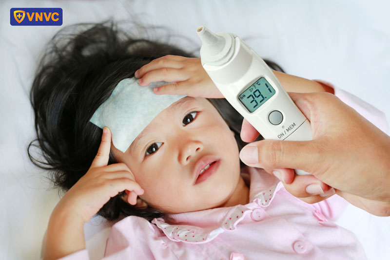 bé bị sốt do sởi