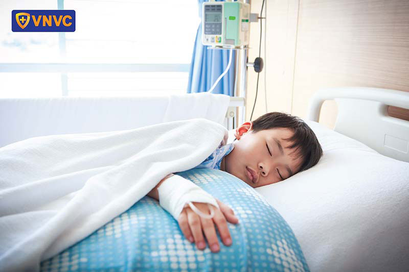 bé nhập viện vì sốt xuất huyết