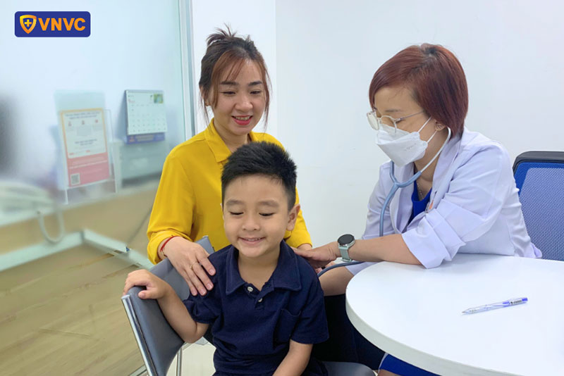 bé trai được tiêm sởi