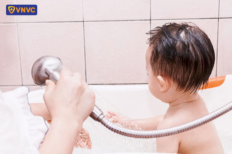 lưu ý khi tắm nước muối với người bệnh thuỷ đậu