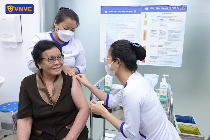 chích ngừa zona thần kinh cho người cao tuổi