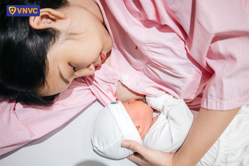 cho trẻ sơ sinh bú sữa mẹ