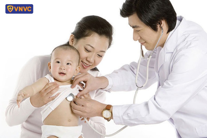 Đưa bé đi khám sức khỏe định kỳ