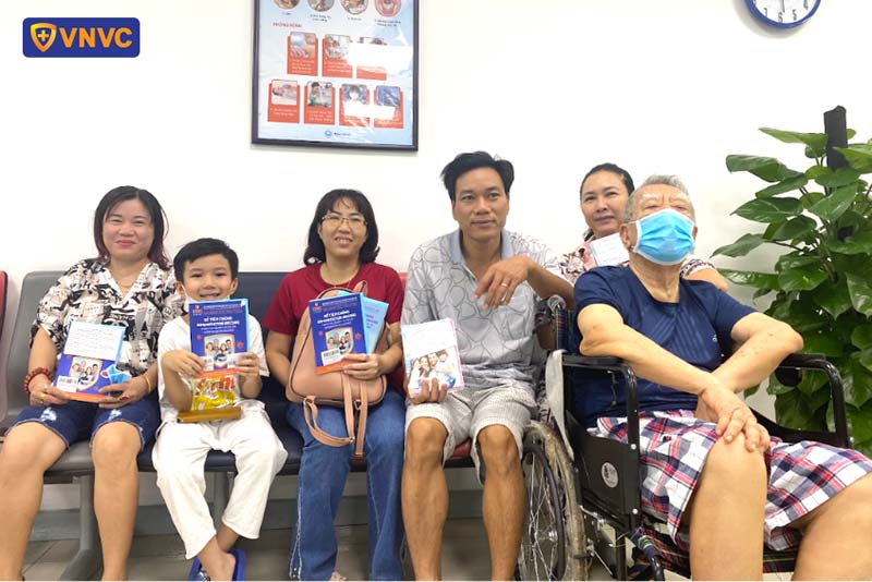 gia đình được tiêm chủng đầy đủ