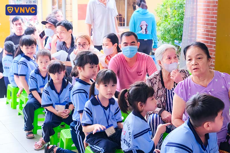 học sinh được tiêm chủng sởi miễn phí