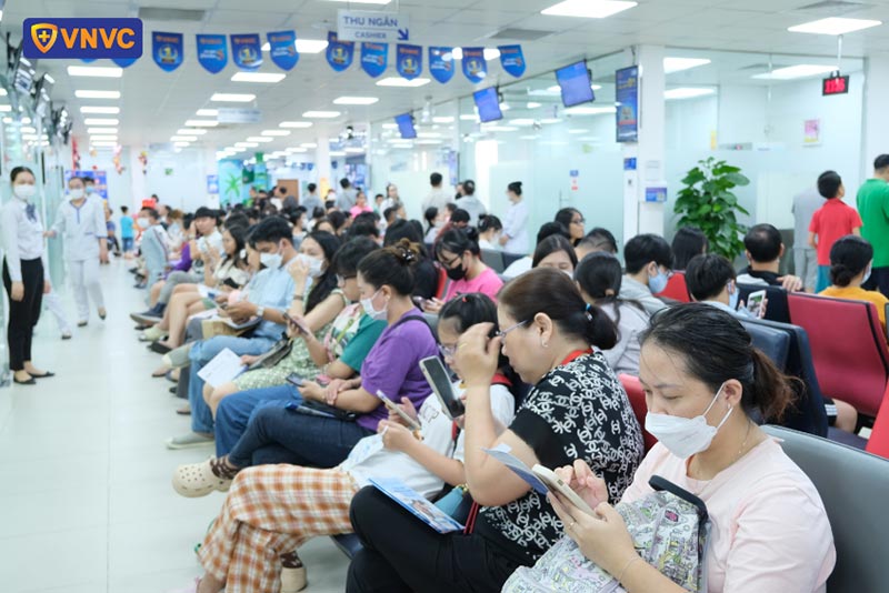 khách hàng chờ tiêm vắc xin