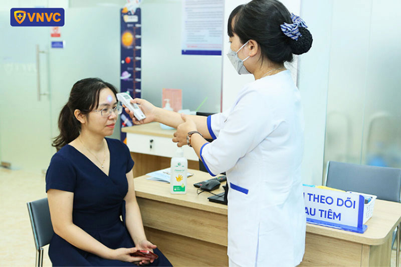 khám sàng lọc trước tiêm vắc xin