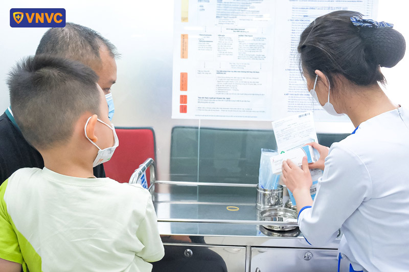 kiểm tra thông tin vắc xin trước khi tiêm