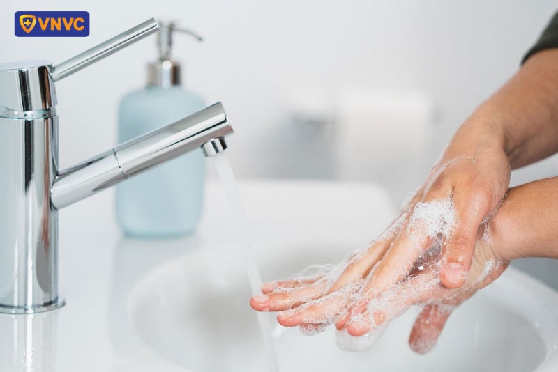 Rửa tay bằng xà phòng và nước sạch