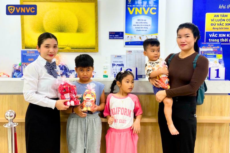 Tặng thú nhồi bông rồng cho khách