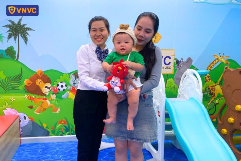 Tặng thú nhồi bông rồng cho khách (6)