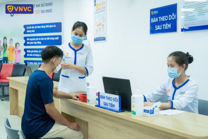 theo dõi sức khỏe sau tiêm vắc xin