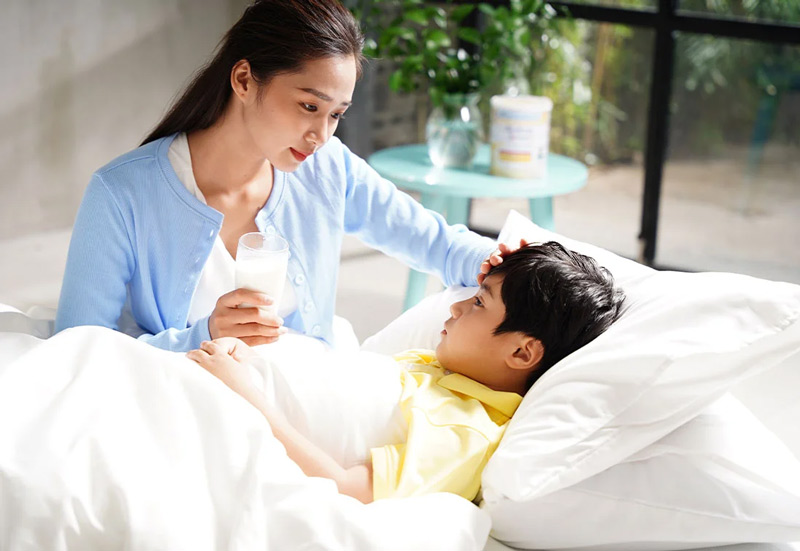 theo dõi trẻ bị sốt xuất huyết