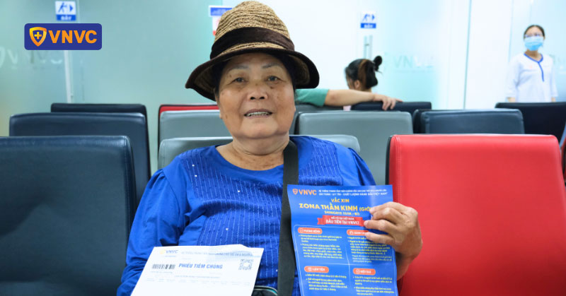 người cao tuổi đi tiêm zona