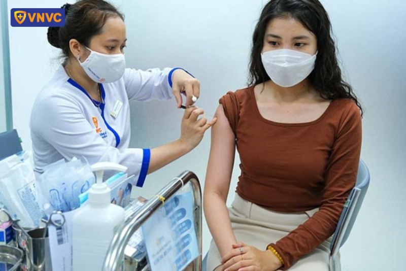 Tiêm vắc xin là biện pháp phòng nhiễm trùng đường hô hấp