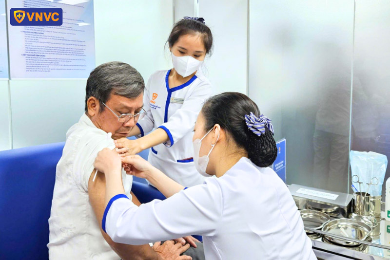 tiêm vắc xin shingrix cho người lớn tuổi