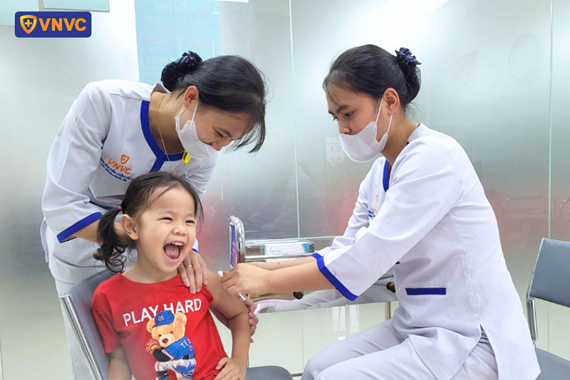tiêm vắc xin sốt xuất huyết cho bé