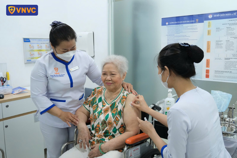tiêm vắc xin zona cho người cao tuổi