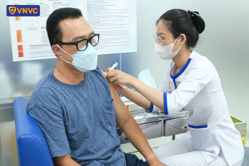 tiêm vắc xin zona thần kinh cho người lớn tuổi