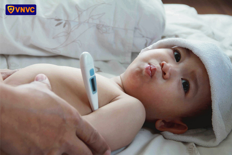 trẻ bị sốt do sốt xuất huyết