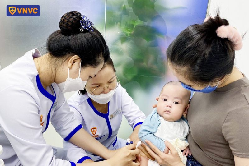 Trẻ cần được tiêm vắc xin đầy đủ