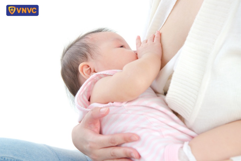 Trẻ nhỏ cần được bú mẹ đầy đủ