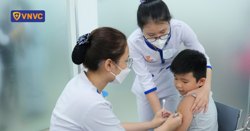 trẻ tiêm phòng vắc xin sốt xuất huyết
