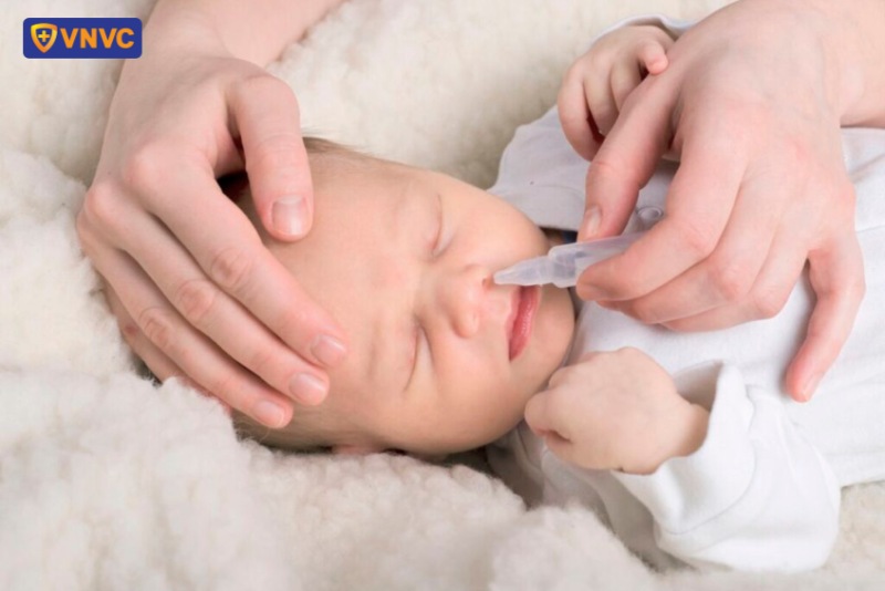 Vệ sinh mũi bằng nước muối sinh lý