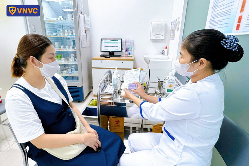 bà bầu cần tiêm vắc xin gì?