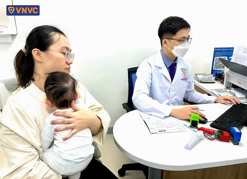 bác sĩ khám sàng lọc cho bé tại vnvc phú xuân