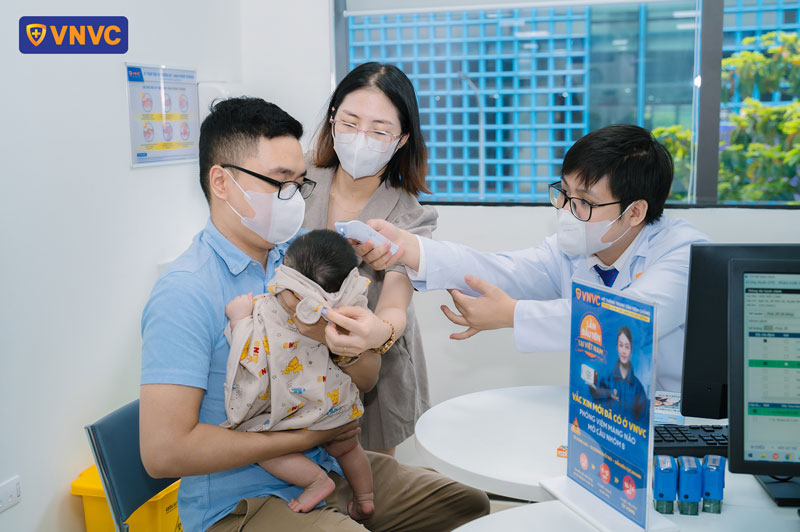 bé vừa hết sốt có tiêm phòng được không