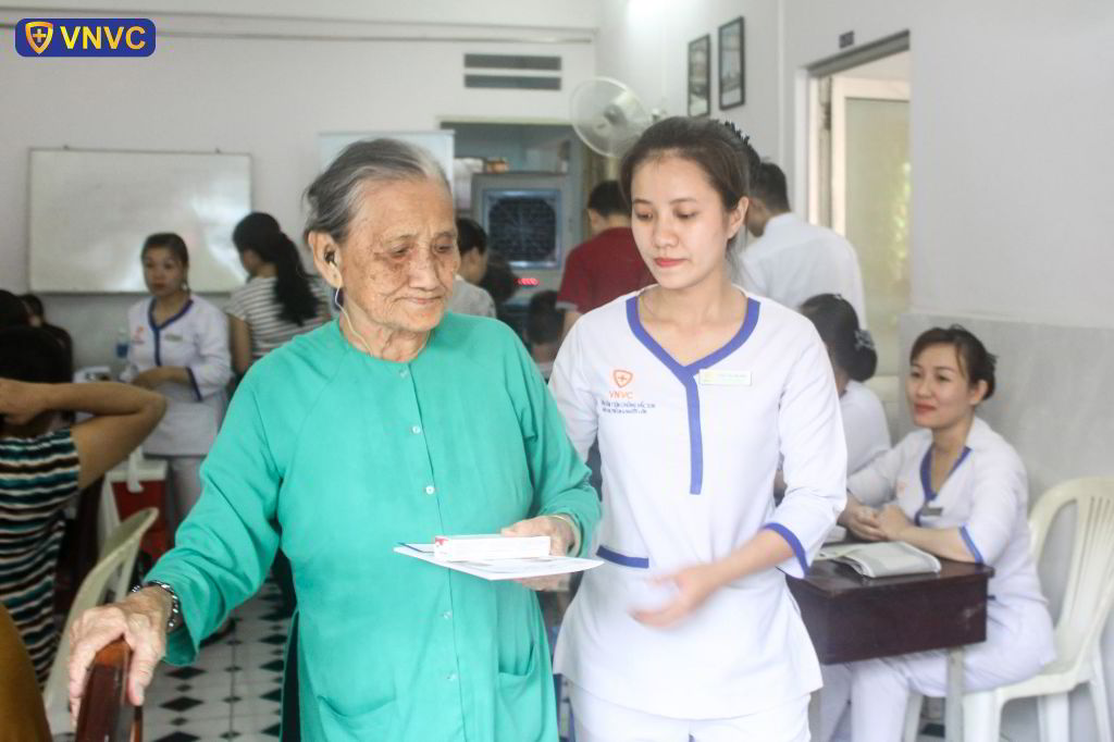 điều dươcng vnvc đặc biệt quan tâm chăm sóc các cụ già lớn tuổi