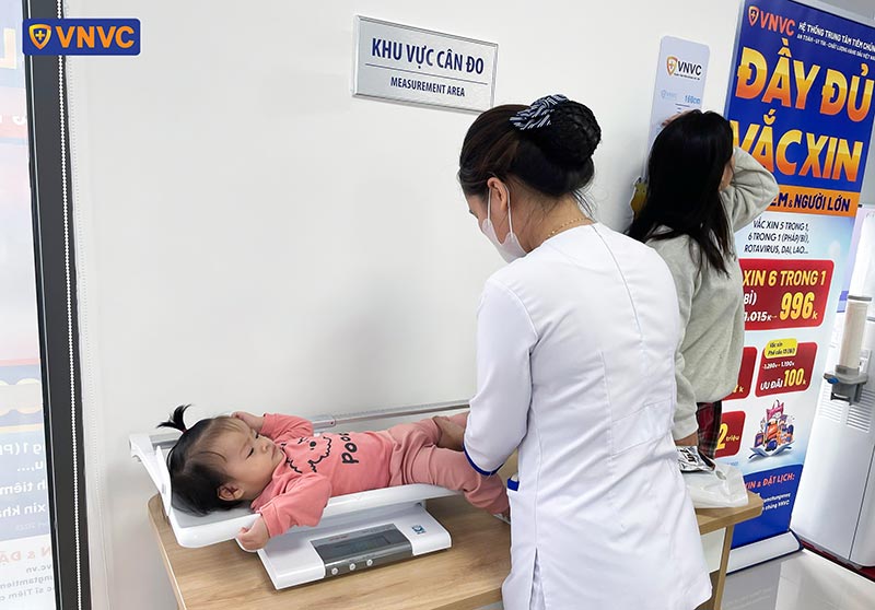 đo cân nặng cho bé tại vnvc phú xuân