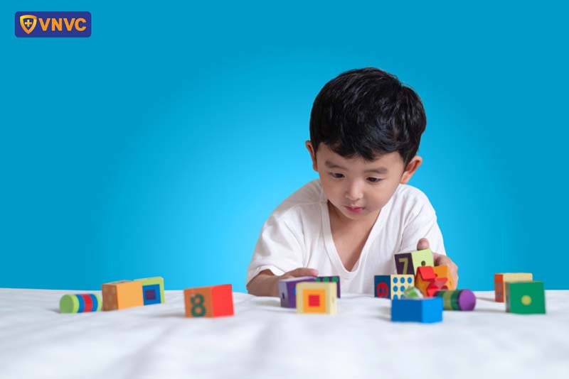 bé trai chơi xếp hình