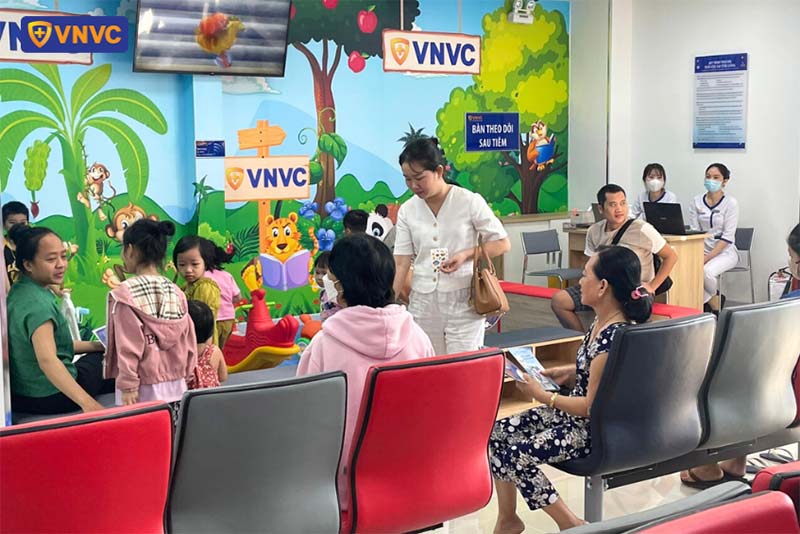 khách hàng đến vnvc bình long tiêm chủng