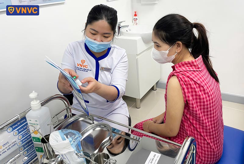 khách hàng kiểm tra vắc xin trước tiêm tại vnvc phú xuân