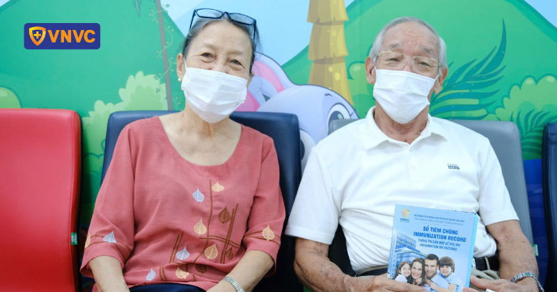 khách hàng tiêm phòng zona thần kinh