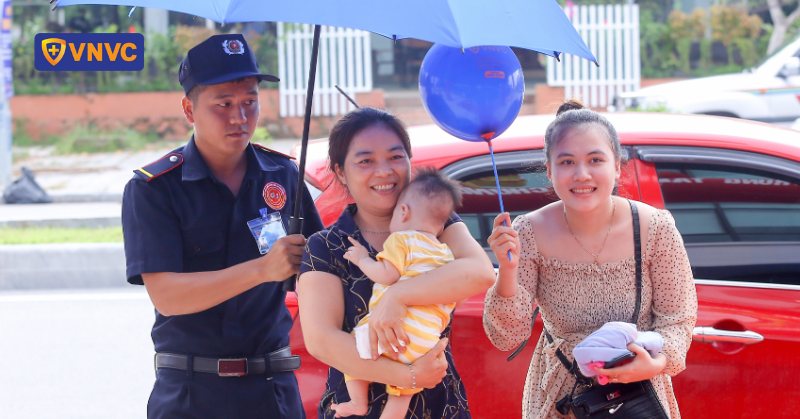 khách hàng vui mừng đến vnvc thanh hóa