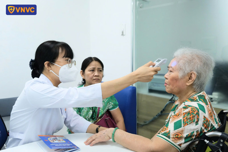 khám sàng lọc trước khi tiêm vắc xin shingrix