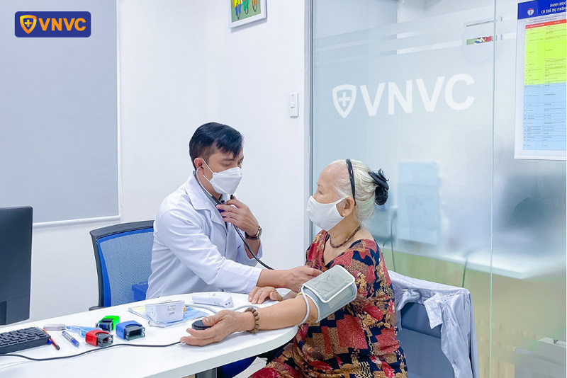 khám sàng lọc trước khi tiêm vắc xin